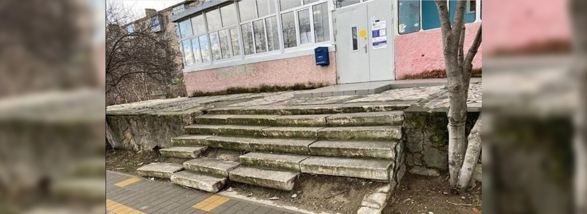 «Облупившееся и загаженное голубями»: местные жители пожаловались на состояние здания центральной почты в Новороссийске