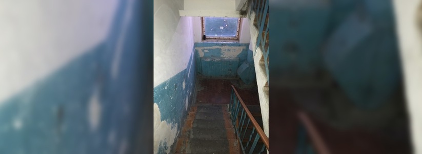 «До чего довели дом!!!»: жители Новороссийска пожаловались на ужасное состояние подъезда в одной из многоэтажек