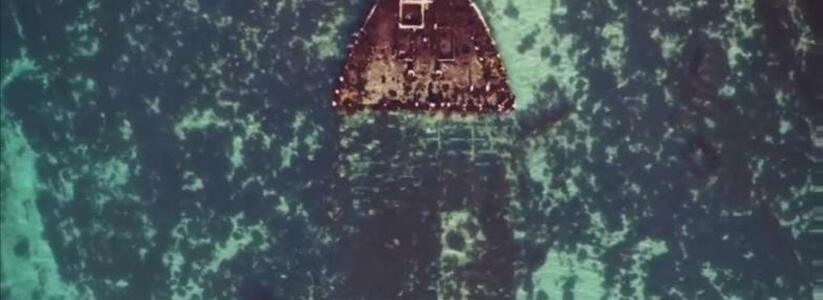 «Жутковатый ракурс…»: фотограф из Новороссийска снял на видео с высоты птичьего полета затонувшую лодку