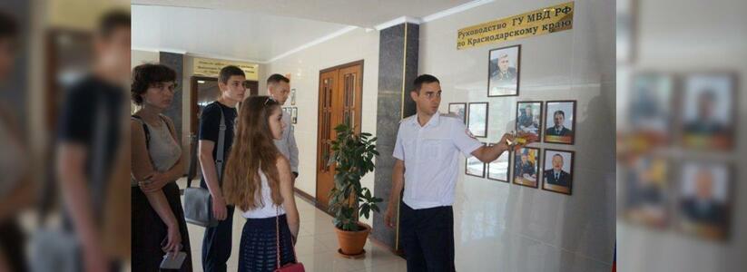 Полицейские Новороссийска организовали экскурсию по Управлению для школьников