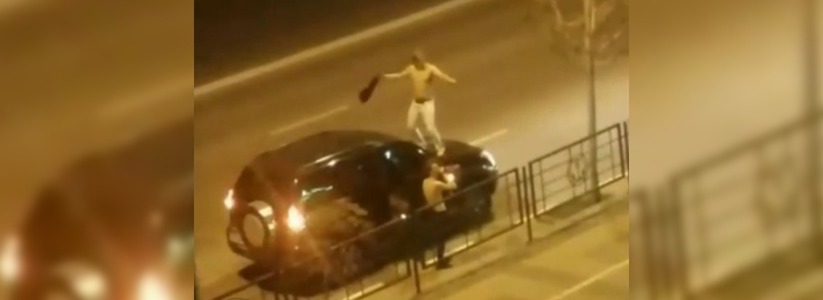 Мужчина устроил полуголые танцы на капоте автомобиля в Новороссийске