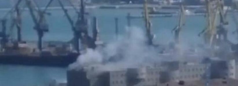 Пожар в порту Новороссийска попал на видео (из здания эвакуировали 120 человек)