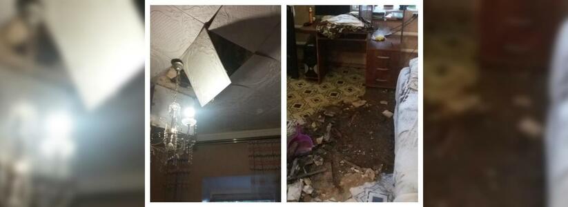 В квартире новороссийцев потолок рухнул прямо рядом с кроватью ребенка