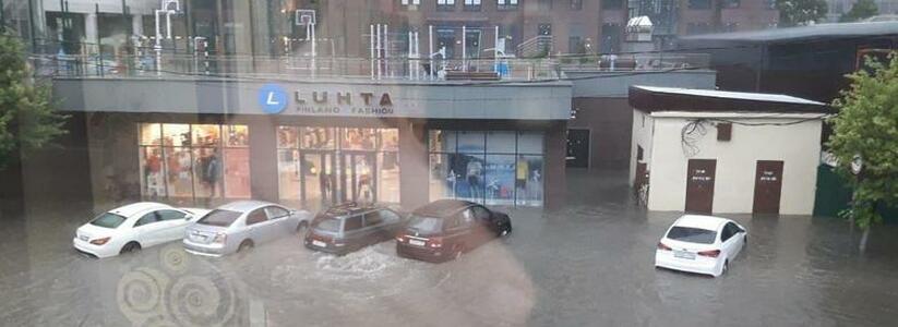 «Улицы ушли под воду, ливневки били фонтанами!»: потоп в Новороссийске показали на Первом канале