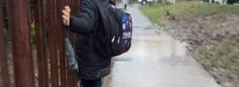 В Новороссийске дети ходят в школу по заборам. Подборка самых проблемных мест в городе после ливней