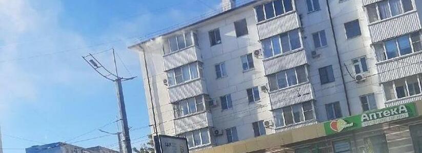 Новороссийцы сняли на видео пожар в многоэтажке на улице Вербовой
