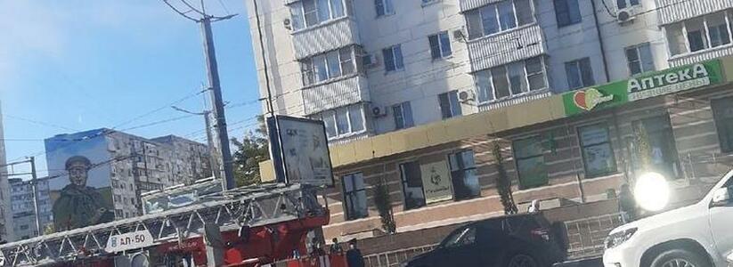 В Новороссийске на проспекте Ленина загорелась квартира: эвакуировано 50 человек