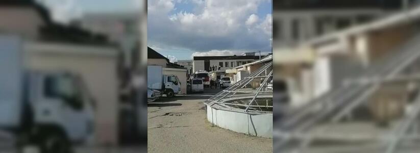 «Крыша дымит!»: на территории складов РАЙПО произошло задымление