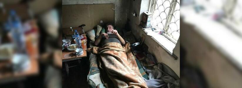 Бездомного моряка, который два года был прикован к постели в заброшенном доме Новороссийска, госпитализировали