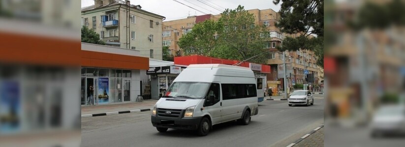 «Он смотрел кино во время движения!»: жители Новороссийска возмущены поведением водителя маршрутки за рулем
