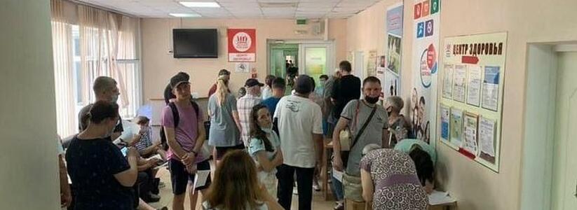 «Согнали людей, как стадо!»: жители Новороссийска жалуются на огромные очереди на прививку от коронавируса