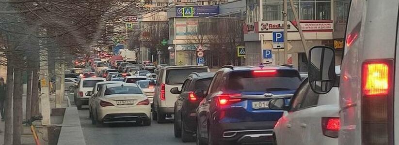 "Новороссийск трещит по швам!": автомобилисты часами стоят в пробках. Кто виноват – «хомяки», «понаехи» или светофоры?
