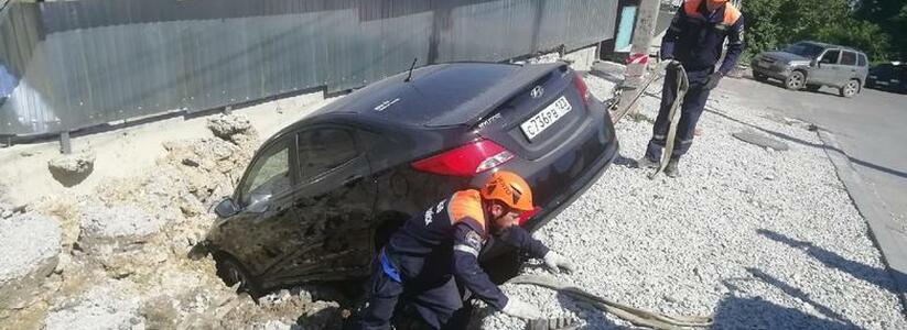 В Новороссийске рядом со стройплощадкой провалился грунт: шесть автомобилей упали в яму