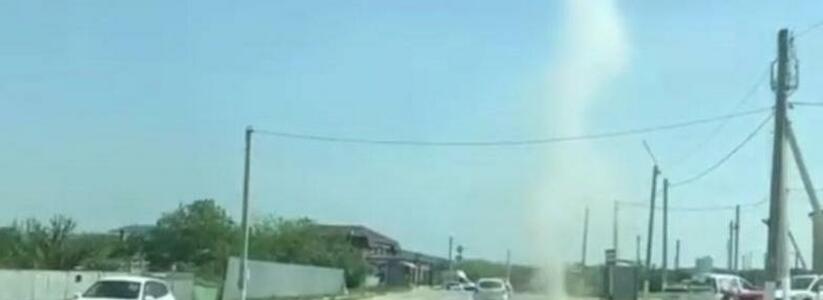 Пробник торнадо: горожане сняли на видео пыльный вихрь под Новороссийском