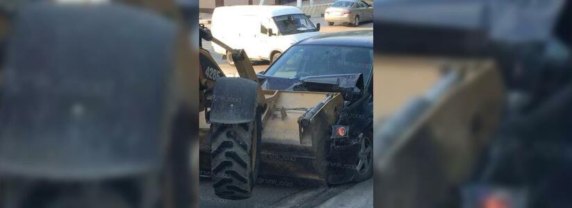 Жители Новороссийска сняли на видео столкнувшиеся трактор и легковушку