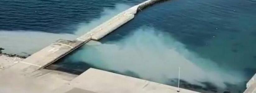 Новороссийцы сняли на видео, как в море расползается огромное мутное пятно