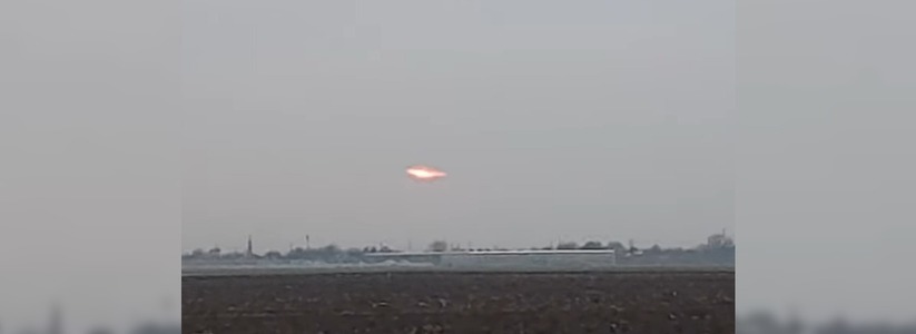 «Артур, НЛО!»: в Краснодарском крае очевидцы сняли на видео, как в  небе над полем завис огненный объект
