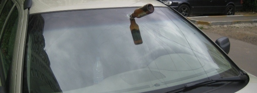 В Новороссийске супружеская пара в ходе ссоры расколотила лобовое стекло чужой машины