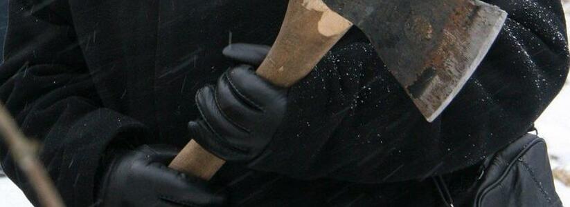 В Новороссийске трое парней в масках и перчатках разбили топором кассу в торговом центре