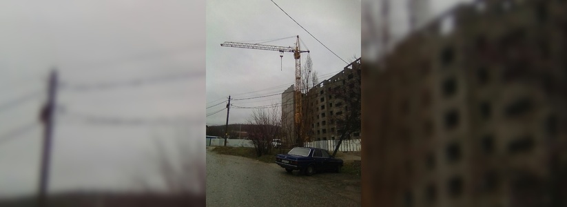 В пригороде Новороссийска рабочего раздавило бетонной плитой