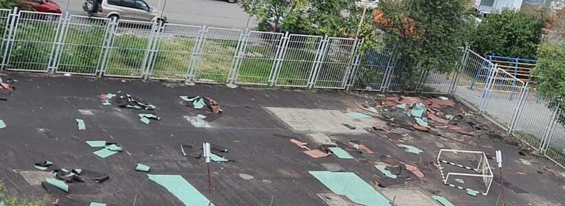 "Вскрыли покрытие, перевернули ворота и уехали": в Новороссийске рабочие не закончили ремонт спортивной площадки