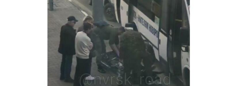 В Новороссийске из автобуса вынесли тело женщины. Жуткое видео очевидцев