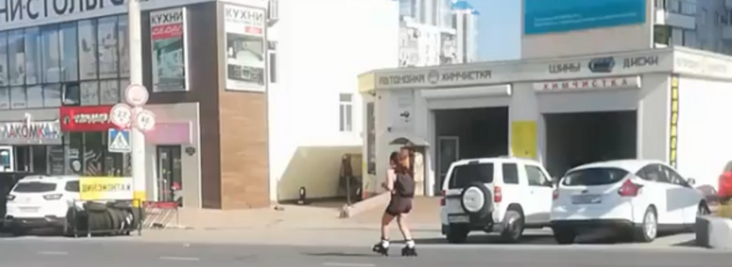 В Новороссийске девушка гоняет на роликах на проезжей части оживленного проспекта