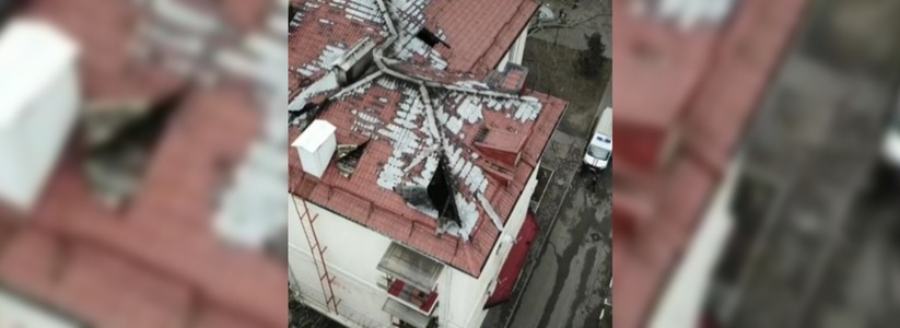 Крышу сталинки на улице Рубина, пострадавшей от пожара в январе, обезопасили от дождя