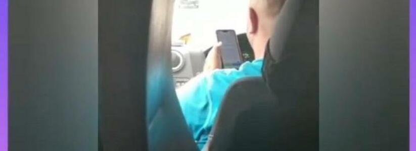 "Дети с сидений повылетали": жительница Новороссийска пожаловалась на увлеченного смартфоном водителя маршрутки
