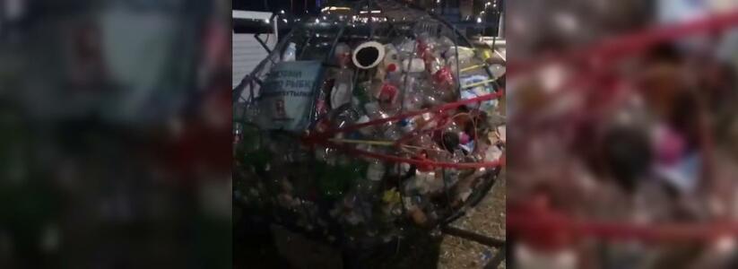 «Страшно, аж жуть…»: сетчатая рыбка для сбора пластика на пляже в Алексино забита мусором