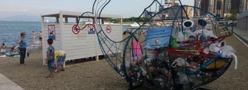 В Новороссийске сетчатые рыбки для сбора пластика очистили от мусора. Мусор больше не летает по пляжу