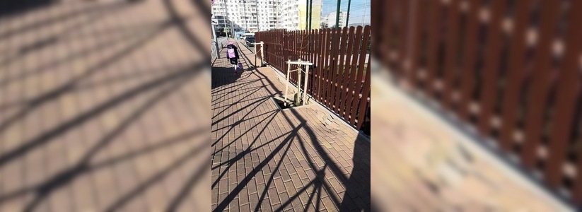 После ремонта теплотрассы около одной из школ Новороссийска провалился тротуар