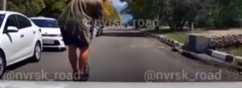 Король дороги: в Новороссийске мужчина на самокате катился посреди дороги, не давая проехать автомобилям