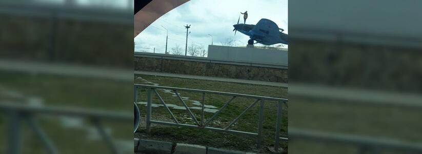 Подростки Новороссийска залезли на памятник самолету в погоне за эффектными фото