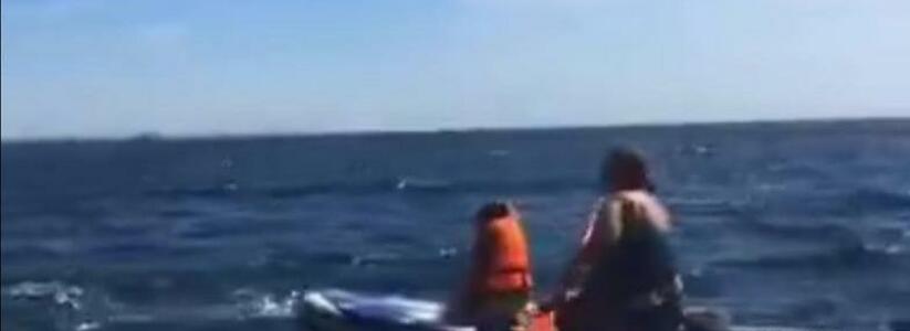 В Широкой Балке отдыхающие спасли женщину с ребенком, которых на сап-доске ветер уносил в море