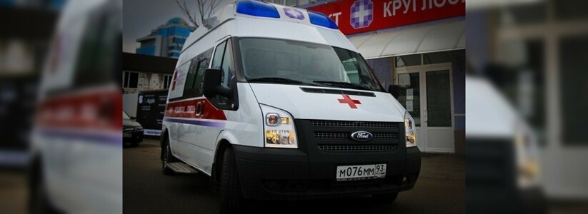 В Новороссийске на пешеходном переходе автомобиль сбил женщину с маленьким ребенком: на месте работали несколько бригад Скорой помощи