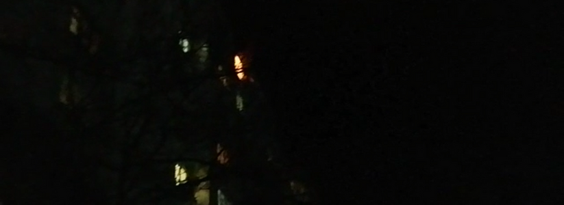 Пожар разгорелся в многоэтажке на Видова, машины огнеборцев не могут подъехать к дому