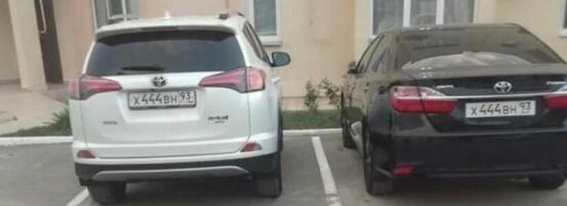 В Новороссийске инспекторы ГИБДД нашли владельца машин с номерами-близнецами