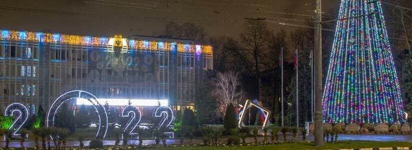 Новороссийск украсили к Новому Году: горожане делают красивые снимки