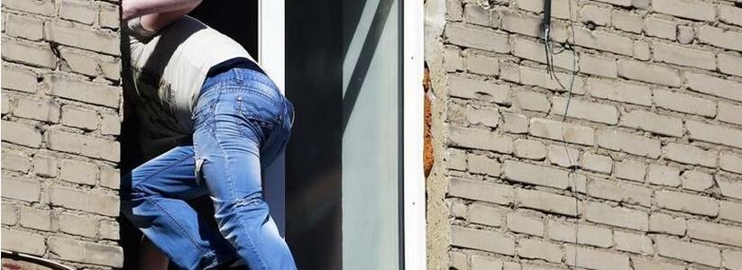 Непосильная ноша: в Новороссийске горе-грабители выбросили посреди улицы украденный сейф