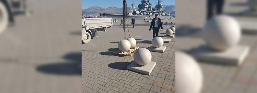 На набережной Новороссийска устанавливают гранитные шары, которые вандалы скинули в море