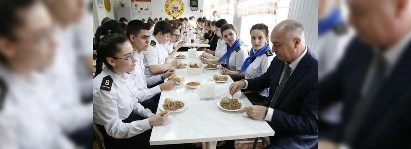 Глава Новороссийска Игорь Дяченко пообедал в школьной столовой