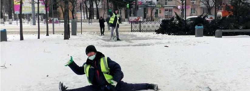 «Такое не каждый день увидишь!»: в Новороссийске рабочий, чистивший аллею от снега, сел на шпагат