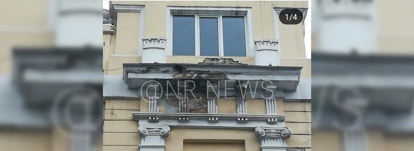 «Может прилететь по темечку!»: с одного из домов в центре Новороссийска обваливается штукатурка