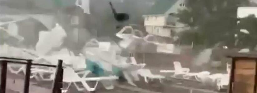 Красиво и опасно: видео смерча в Черном море с борта самолета