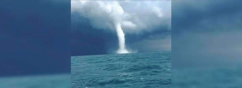 Очевидцы сняли на видео смерч в Черном море недалеко от Геленджика