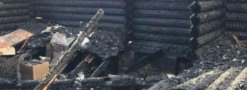 Из-за неисправной проводки полностью сгорел дом в станице  Раевская