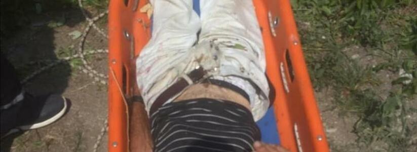 Житель Новороссийска упал в овраг и застрял в колючих кустах ежевики: вызволять его пришлось спасателям