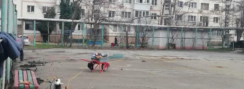 «Зачем сносят площадку?»: жители Новороссийска обеспокоены началом строительных работ во дворе их дома