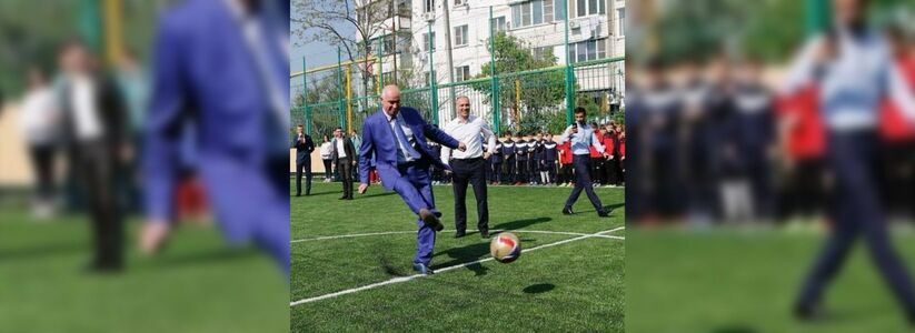 Глава Новороссийска Игорь Дяченко забил первый гол на обновленной спортивной площадке в Восточном районе
